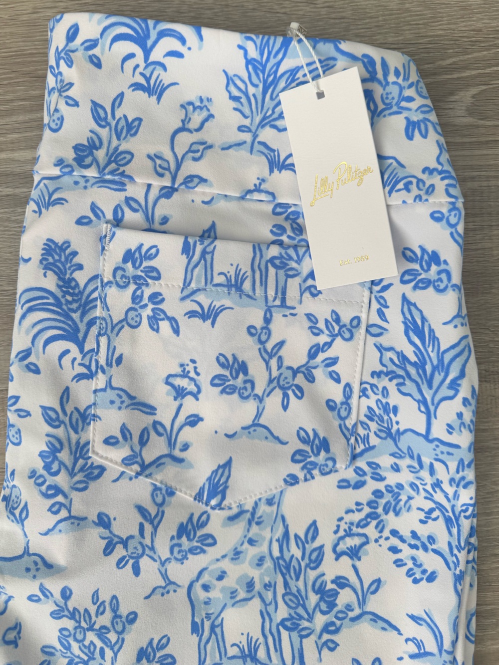 💙LILLY PULITZER UPF 50+ LUXLETIC 28" Corso Pant - Resort White Tall Tales Size 8